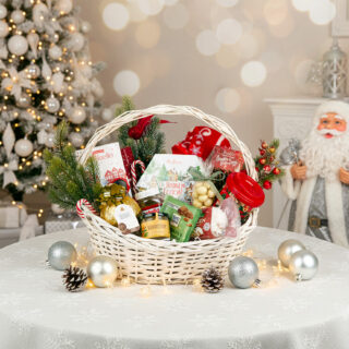 Подарочная корзина Ferrero: новогодний плед, конфеты Ferrero Rocher, Raffaello, Nutella