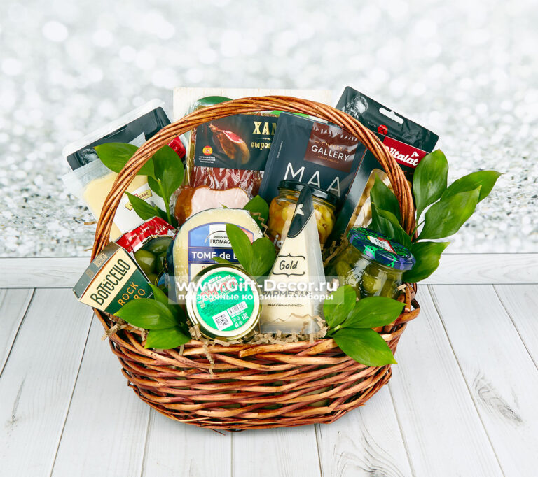 Гастрономическая корзина «Ноябрь» с сырами и мясной нарезкой | Подарок