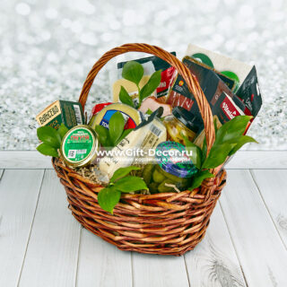 Гастрономическая корзина «Ноябрь» с сырами и мясной нарезкой | Подарок