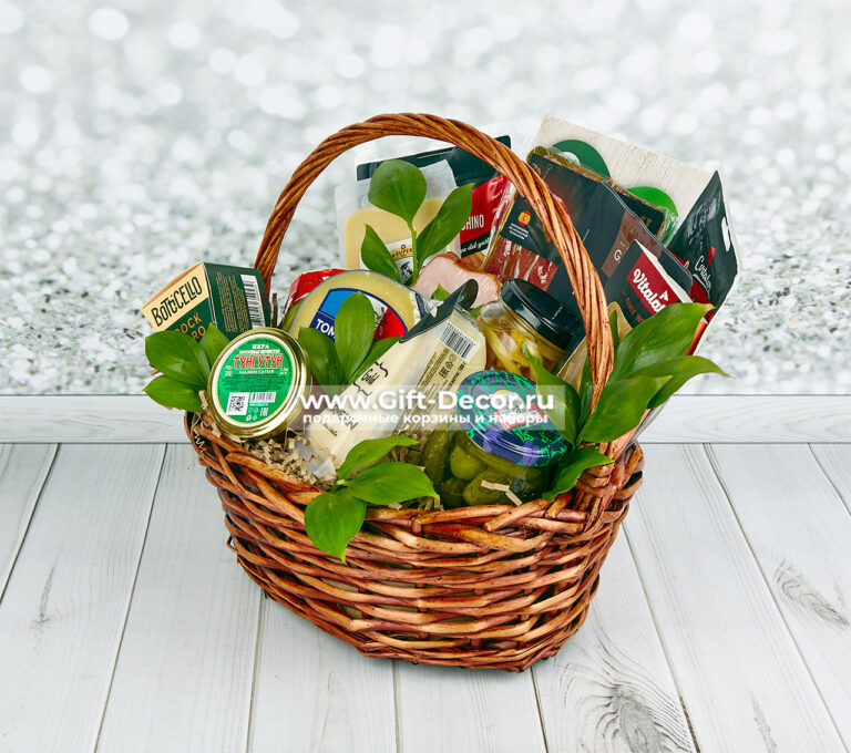 Гастрономическая корзина «Ноябрь» с сырами и мясной нарезкой | Подарок