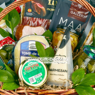 Гастрономическая корзина «Ноябрь» с сырами и мясной нарезкой | Подарок