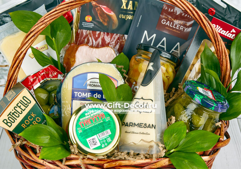 Гастрономическая корзина «Ноябрь» с сырами и мясной нарезкой | Подарок