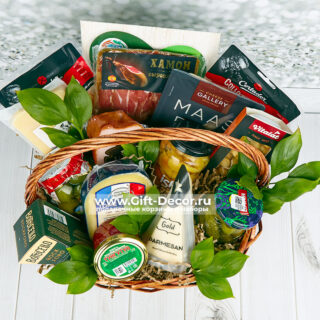 Гастрономическая корзина «Ноябрь» с сырами и мясной нарезкой | Подарок