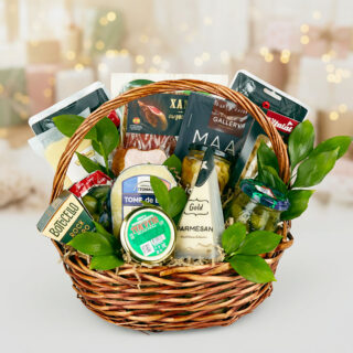 Гастрономическая корзина Ноябрь с сырами Пармезан, мясной нарезкой хамон и карпаччо