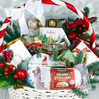 Новогодняя корзина «Сладкая метель» с конфетами, кофе и чаем | Подарок 2026 Новогодняя корзина «Сладкая метель» с конфетами, кофе и чаем | Подарок 2026