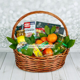 Гастрономическая корзина «Мандаринка» с нарезками и икрой Гастрономическая корзина «Мандаринка» с нарезками и икрой