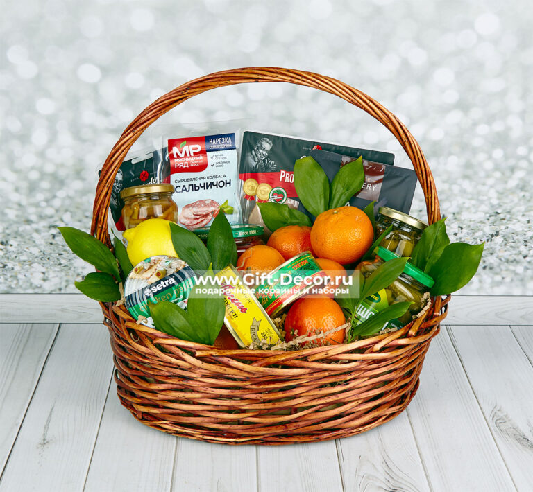 Гастрономическая корзина «Мандаринка» с нарезками и икрой Гастрономическая корзина «Мандаринка» с нарезками и икрой
