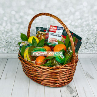 Гастрономическая корзина «Мандаринка» с нарезками и икрой Гастрономическая корзина «Мандаринка» с нарезками и икрой