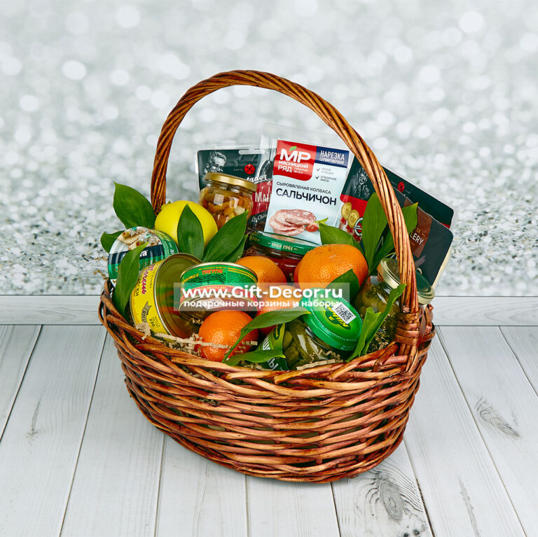 Гастрономическая корзина «Мандаринка» с нарезками и икрой Гастрономическая корзина «Мандаринка» с нарезками и икрой