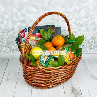 Гастрономическая корзина «Мандаринка» с нарезками и икрой Гастрономическая корзина «Мандаринка» с нарезками и икрой