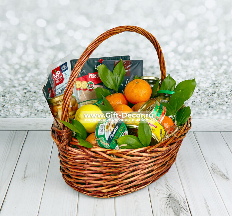 Гастрономическая корзина «Мандаринка» с нарезками и икрой Гастрономическая корзина «Мандаринка» с нарезками и икрой