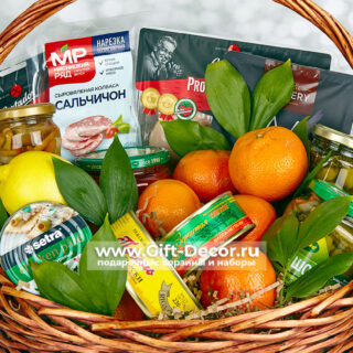 Гастрономическая корзина «Мандаринка» с нарезками и икрой Гастрономическая корзина «Мандаринка» с нарезками и икрой