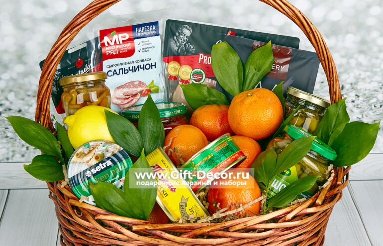 Гастрономическая корзина «Мандаринка» с нарезками и икрой Гастрономическая корзина «Мандаринка» с нарезками и икрой