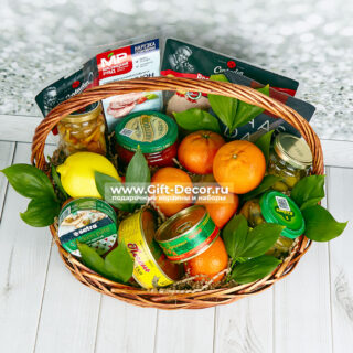 Гастрономическая корзина «Мандаринка» с нарезками и икрой Гастрономическая корзина «Мандаринка» с нарезками и икрой