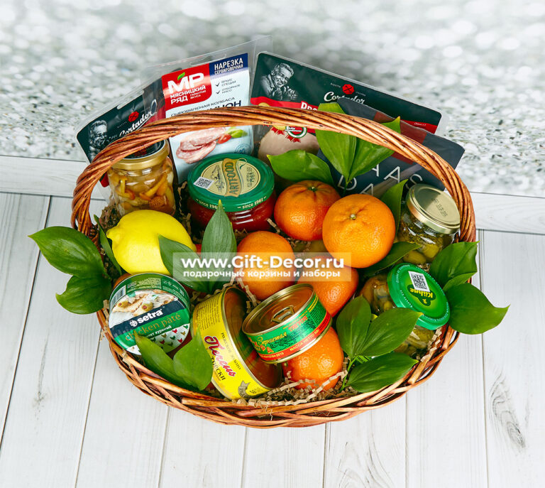 Гастрономическая корзина «Мандаринка» с нарезками и икрой Гастрономическая корзина «Мандаринка» с нарезками и икрой