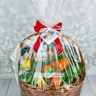 Гастрономическая корзина «Мандаринка» с нарезками и икрой Гастрономическая корзина «Мандаринка» с нарезками и икрой