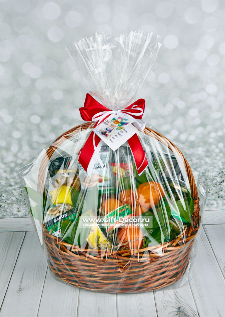 Гастрономическая корзина «Мандаринка» с нарезками и икрой Гастрономическая корзина «Мандаринка» с нарезками и икрой