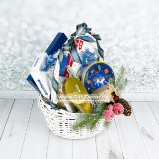НОВОГОДНЯЯ КОРЗИНА «КОНЬ» С КОНФЕТАМИ И ЧАЕМ | Подарочная корзина на Новый год 2026 | Gift-Decor.ru НОВОГОДНЯЯ КОРЗИНА «КОНЬ» С КОНФЕТАМИ И ЧАЕМ | Подарочная корзина на Новый год 2026 | Gift-Decor.ru