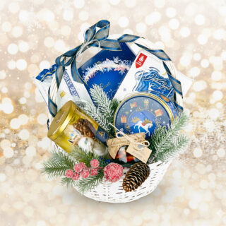 Готовая новогодняя корзина 2026 в подарок, наполненная конфетами Комильфо, рахат-лукумом, чаем Richard и медом
