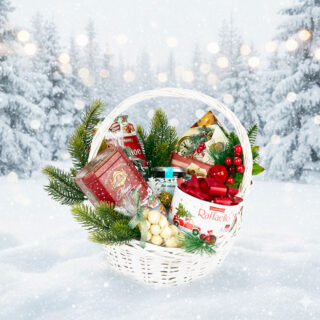 Новогодняя подарочная корзина Мария с чаем, конфетами Raffaello, имбирным печеньем и орехами в шоколаде