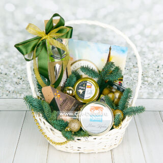 Новогодний подарок Метель с крабом и колбасой из лося в плетеной корзине