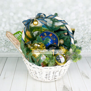 Гастрономическая новогодняя корзина Вальс с европейскими деликатесами: хамон, прошутто, брезаола на праздничном столе.