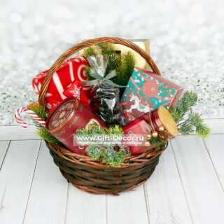 Подарочный набор на Новый год: плед, арома-диффузор, свеча, конфеты Ferrero Rocher, чай Basilur в плетеной корзине с декором