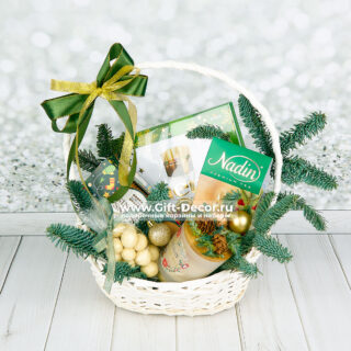 Новогодняя подарочная корзина Еловое настроение с конфетами Merci и имбирным печеньем