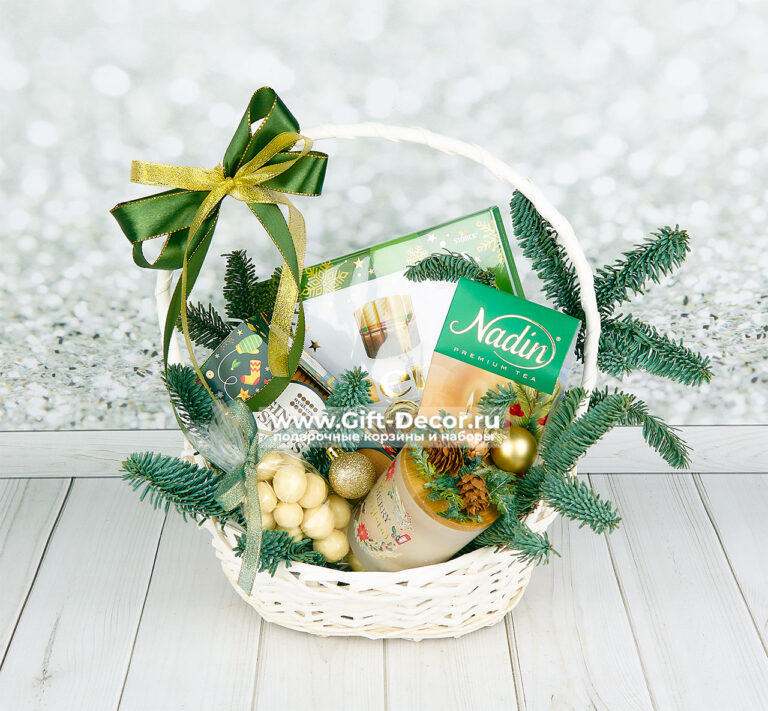 Купить Подарочную корзину «Еловое настроение» с конфетами Merci и чаем | Немецкие сладости | Gift-Decor.ru