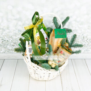 Купить Подарочную корзину «Еловое настроение» с конфетами Merci и чаем | Немецкие сладости | Gift-Decor.ru