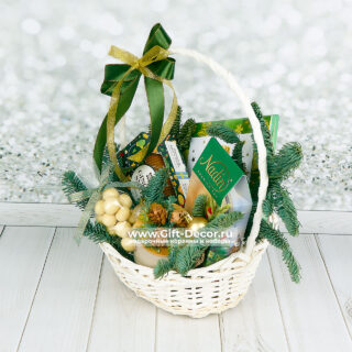 Купить Подарочную корзину «Еловое настроение» с конфетами Merci и чаем | Немецкие сладости | Gift-Decor.ru