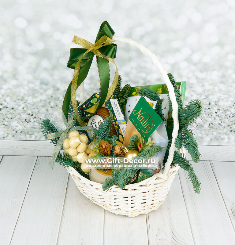 Купить Подарочную корзину «Еловое настроение» с конфетами Merci и чаем | Немецкие сладости | Gift-Decor.ru