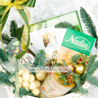 Купить Подарочную корзину «Еловое настроение» с конфетами Merci и чаем | Немецкие сладости | Gift-Decor.ru