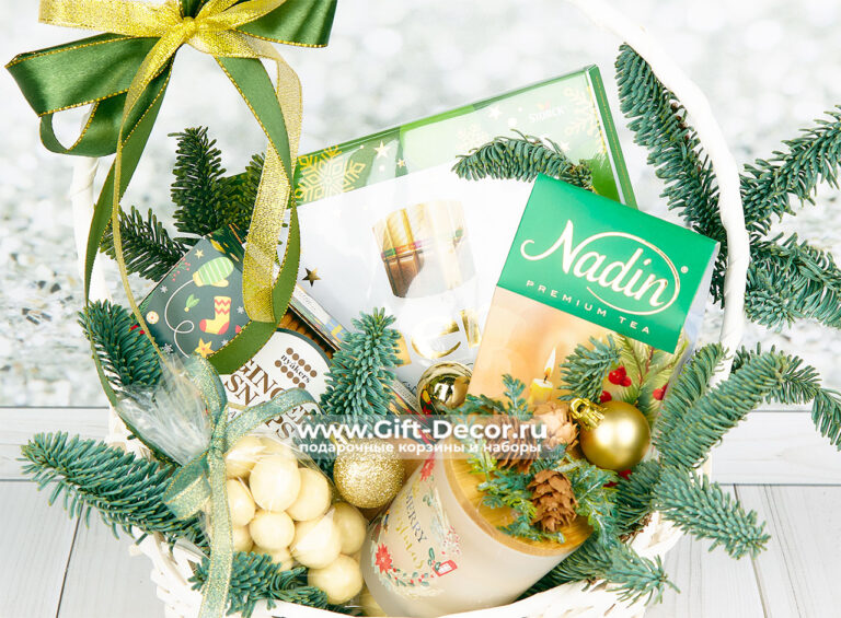 Купить Подарочную корзину «Еловое настроение» с конфетами Merci и чаем | Немецкие сладости | Gift-Decor.ru