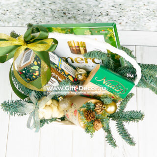 Купить Подарочную корзину «Еловое настроение» с конфетами Merci и чаем | Немецкие сладости | Gift-Decor.ru