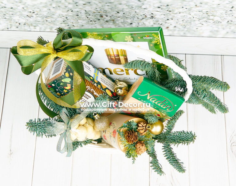 Купить Подарочную корзину «Еловое настроение» с конфетами Merci и чаем | Немецкие сладости | Gift-Decor.ru