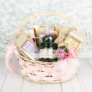 Подарочная корзина с чаем и кофе для любимой женщины