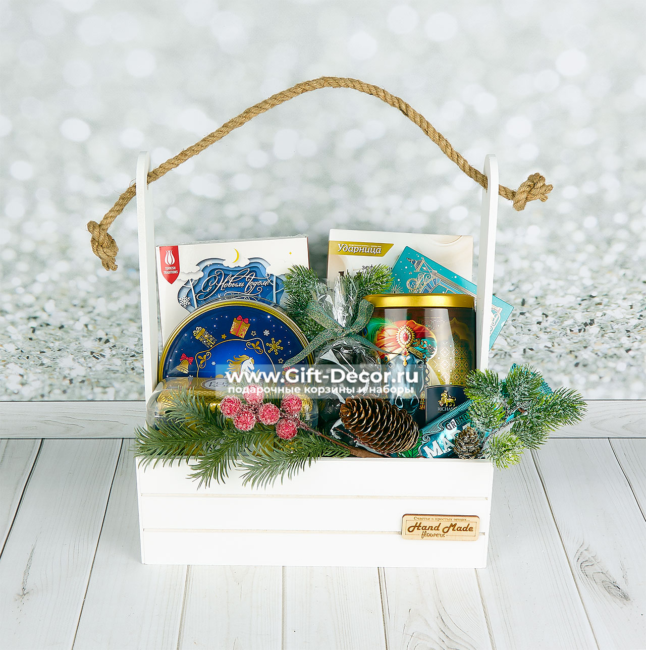 Новогодний подарочный бокс Год Коня с сладостями Ferrero Rocher и Рахат-лукум