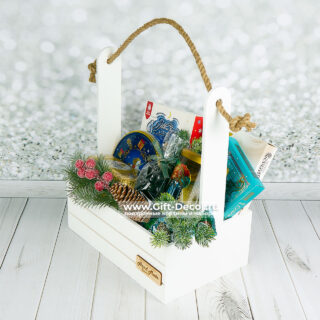 Купить Новогодний бокс «Год Коня» со сладостями | Подарочный набор Ferrero Rocher, Рахат-лукум | Gift-Decor.ru