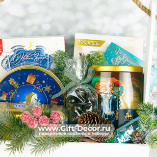 Купить Новогодний бокс «Год Коня» со сладостями | Подарочный набор Ferrero Rocher, Рахат-лукум | Gift-Decor.ru