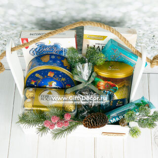 Купить Новогодний бокс «Год Коня» со сладостями | Подарочный набор Ferrero Rocher, Рахат-лукум | Gift-Decor.ru