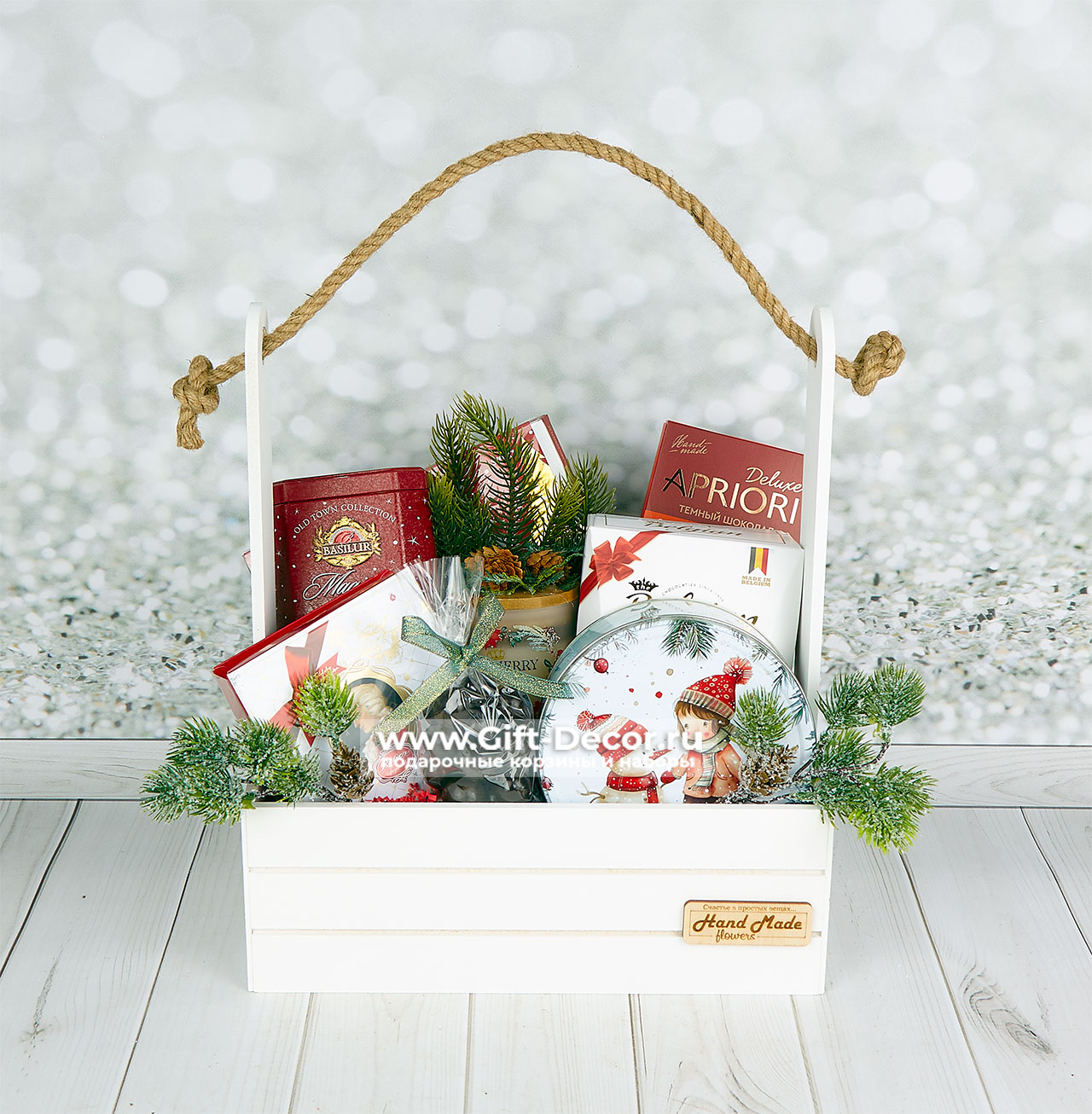 Новогодний подарочный бокс Сладкий год с конфетами Merci и Reber