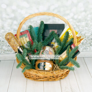 Новогодняя корзина С сыром и колбасой с паштетами из лося и медведя