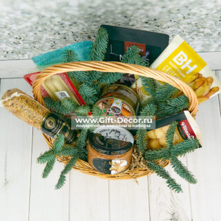 Купить Корзину «С сыром и колбасой» | Подарок мужчине на Новый год | Деликатесы из дичи | Gift-Decor.ru