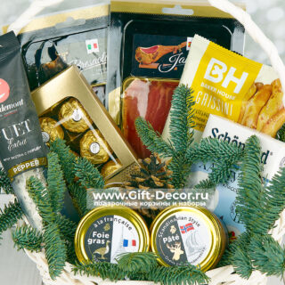 Купить корзину «Фуэт и паштет» | Гастрономический подарок на Новый год | Фуа-гра, хамон | Gift-Decor.ru