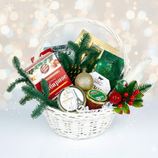 Лососевая икра сыры Камамбер и Пармезан в подарочной корзине