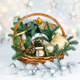 Новогодняя корзина Клаус с фуагрой колбасами из дичи конфетами Lindor
