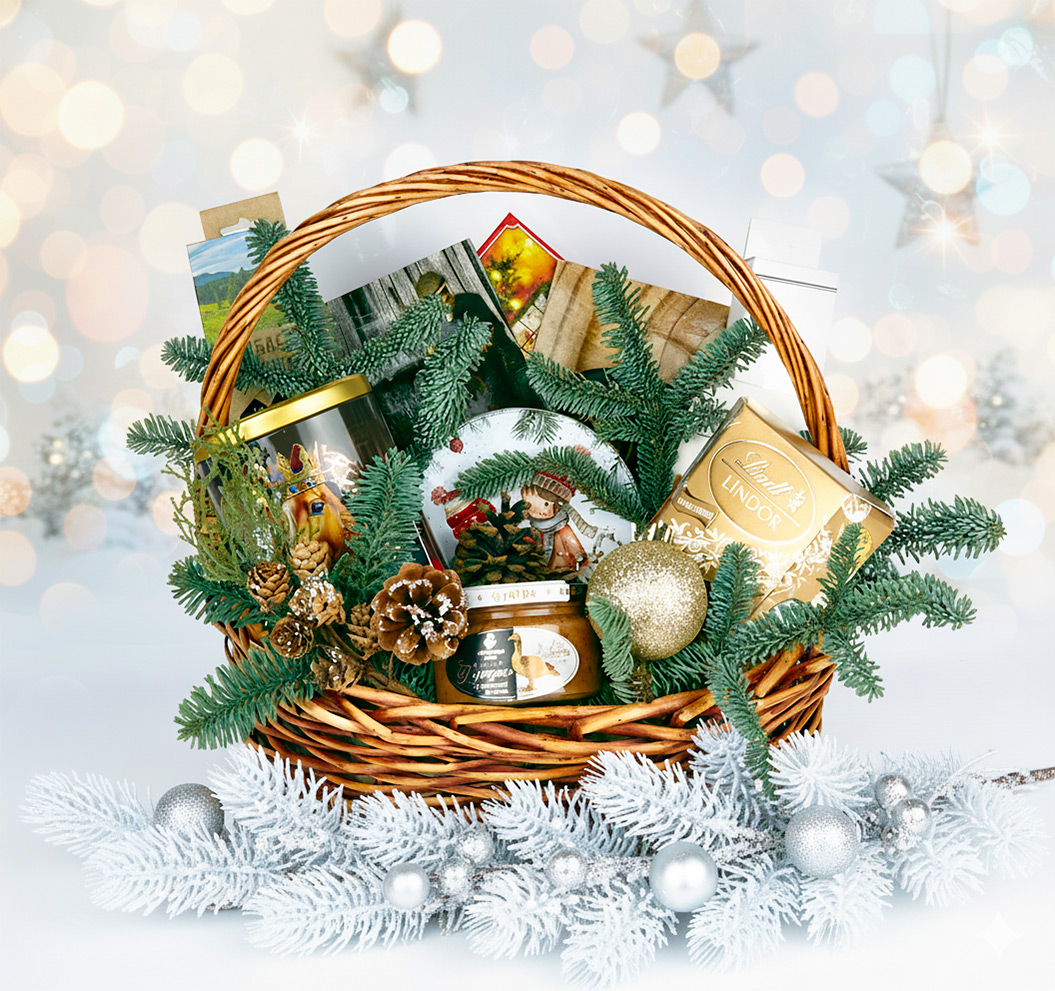 Новогодняя корзина Клаус с фуагрой колбасами из дичи конфетами Lindor