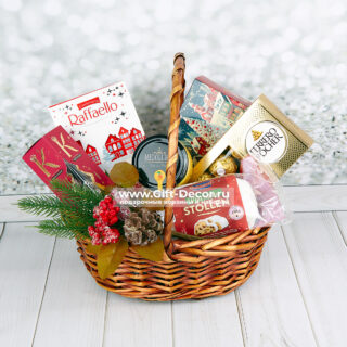 Подарочная корзина «Сладкое Новогодье» с конфетами и штолленом | Купить в Москве
