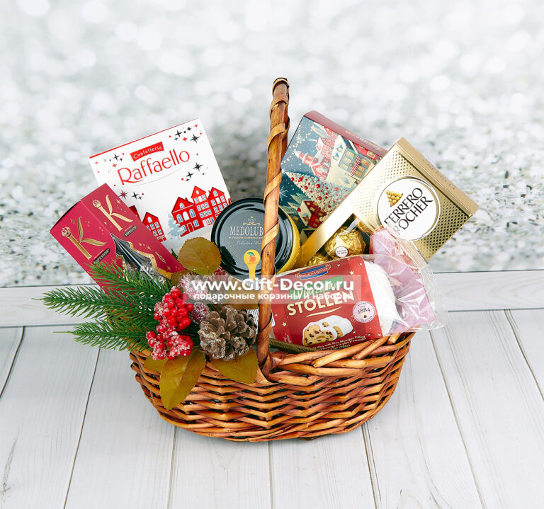 Подарочная корзина «Сладкое Новогодье» с конфетами и штолленом Подарочная корзина «Сладкое Новогодье» с конфетами и штолленом